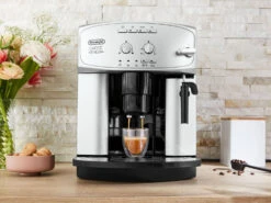 Delonghi Kaffeevollautomat »ESAM2200«, Mit Cappuccino-System -Kuchenwelt Verkauf gcp7f98632b924d49f8a797e100b4018621